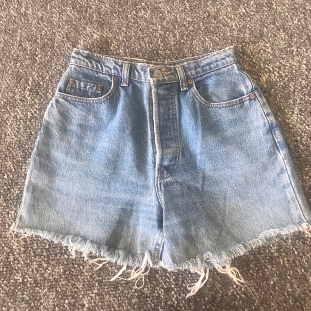 Vintage Levi’s 501 cut off jean shorts